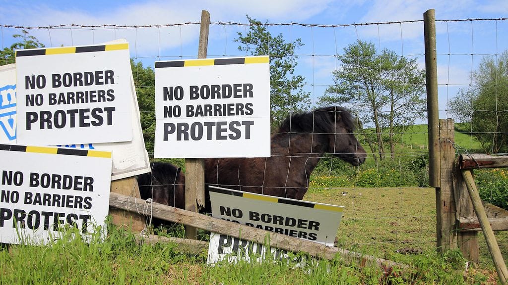 Rajan palauttamista vastustavia kylttejä Irlannin ja Pohjois-Irlannin rajalla,
