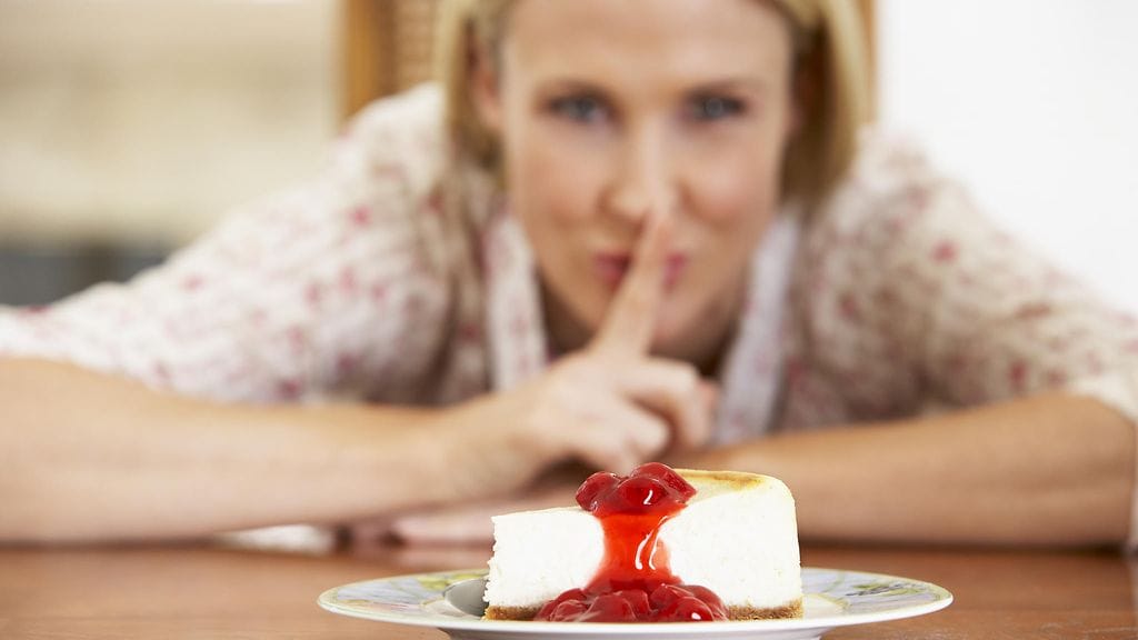 Sano ennemmin "en syö herkkuja" kuin "en voi syödä herkkuja". Kuvituskuva.