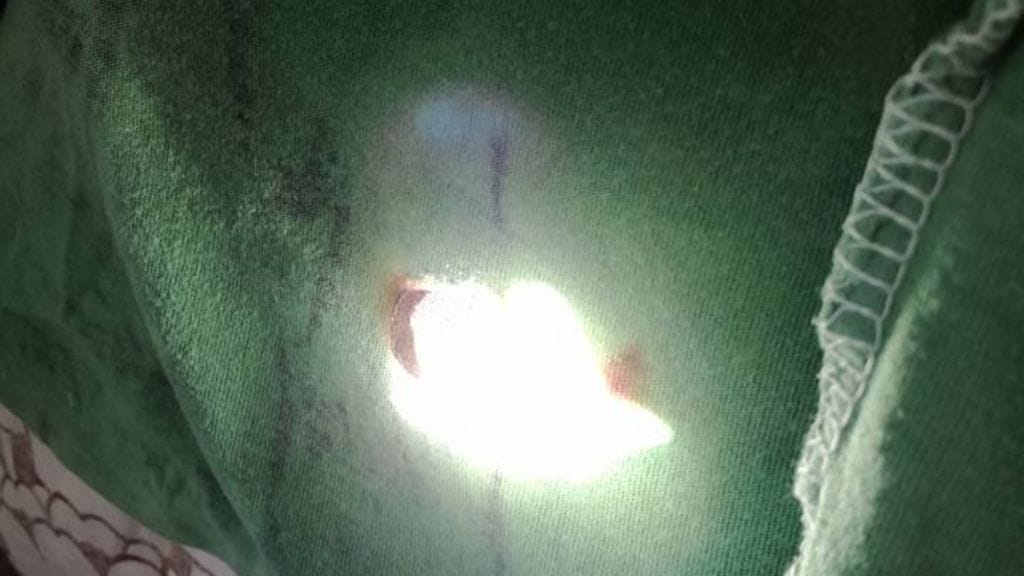 Rautanen oli huomannut sattumalta, että tuolin selkämyksellä ollut paita oli syttynyt palamaan. Paita syttyi palamaan pöydällä seisseen peilin kautta. Kuva: Harriet Rautasen Facebook