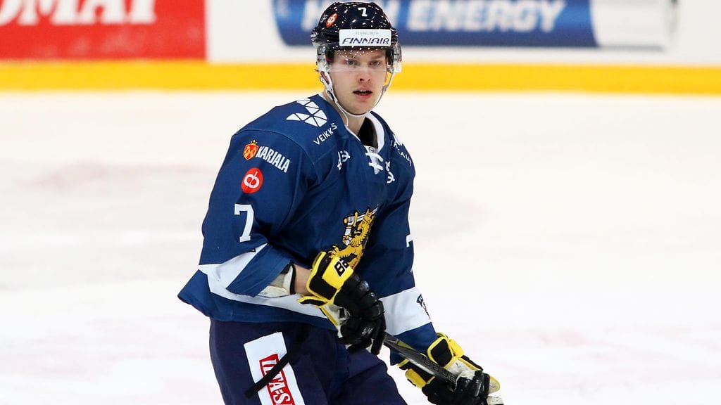 Urho Vaakanainen pelasi keväällä Leijonien paidassa. 19-vuotias suomalaispuolustaja on allekirjoittamassa NHL-sopimuksen Boston Bruinsin kanssa.