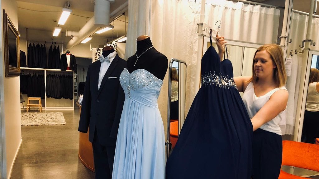 anna-karin pukujen kanssa