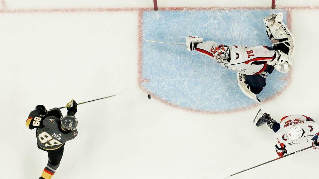 Braden Holtby pysäytti Vegas Golden Knightsin NHL:n toisen finaaliottelun lopussa.