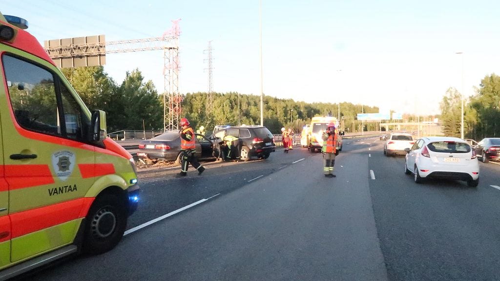 Onnettomuus sattui Kehä III:lla Lahdenväylän kohdalla.