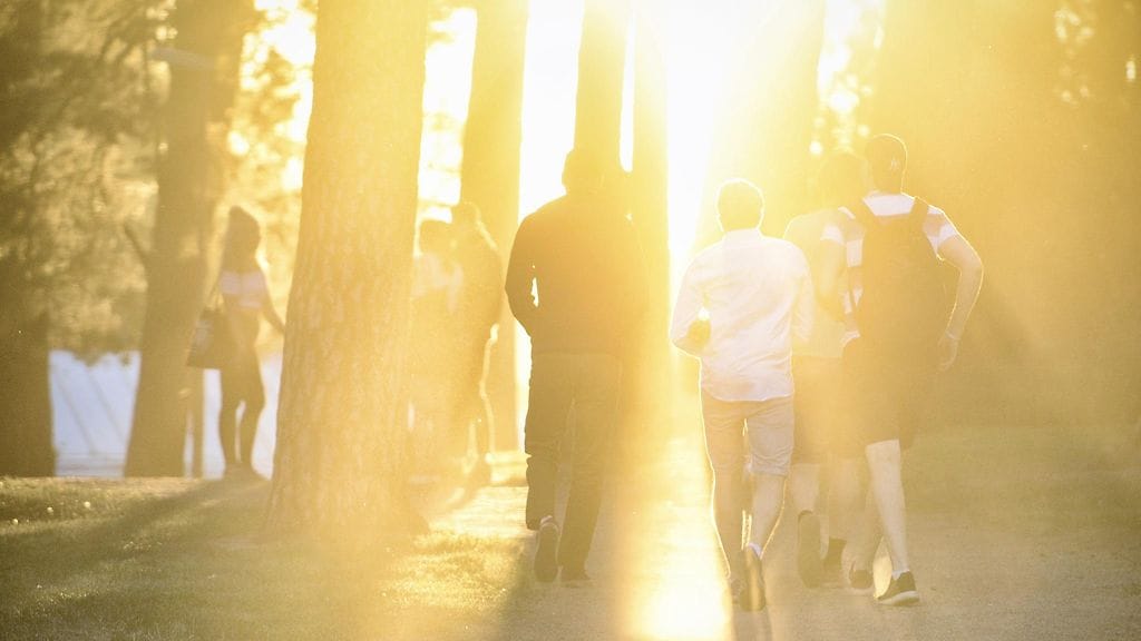 Nuoria juhlimassa Hietaniemen uimarannalla Helsingissä koulujen päättymispäivänä 2. kesäkuuta. Koulujen päättymistä ja kesäloman alkamista juhlittiin Helsingissä rauhallisesti aurinkoisessa ja lämpimässä säässä.