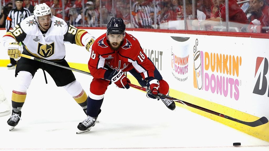 Erik Haulalla (vas.) oli sysimusta ilta. Kuvassa hän taistelee Chandler Stephensonin perässä.