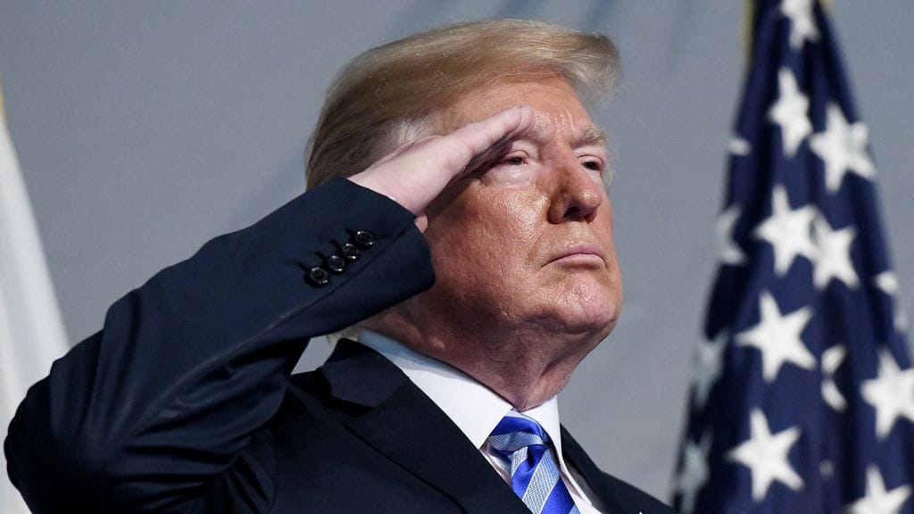 Donald Trump kirjoittaa tviitissään toteuttavansa tullit, mikäli EU ei pura yhdysvaltalaisille tuotteille asettamiaan uusia tullimaksuja. Kuvituskuva.