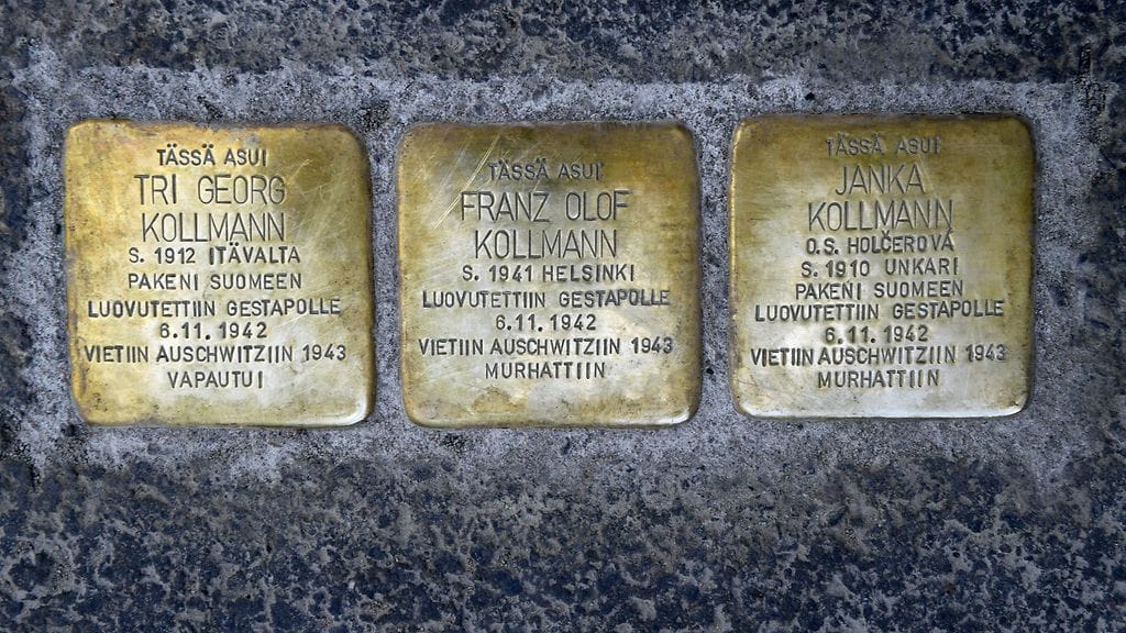 Messinkilaatat valettiin Auschwitzin keskitysleirille vietyjen Georg ja Janka Kollmannin sekä heidän lapsensa Franz Olof Kollmannin muistoksi. Georg Kollmann selvisi keskitysleiriltä hengissä, mutta hänen vaimonsa ja poikansa kuolivat.