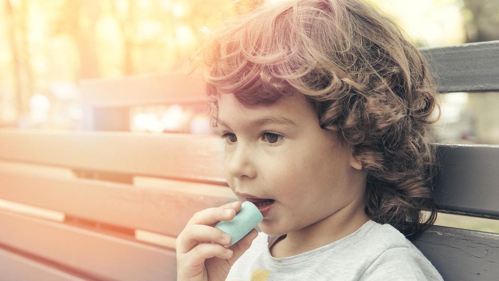 Vaahtokarkkitestissä mitataan lapsen itsehillintää. Kuvituskuva.