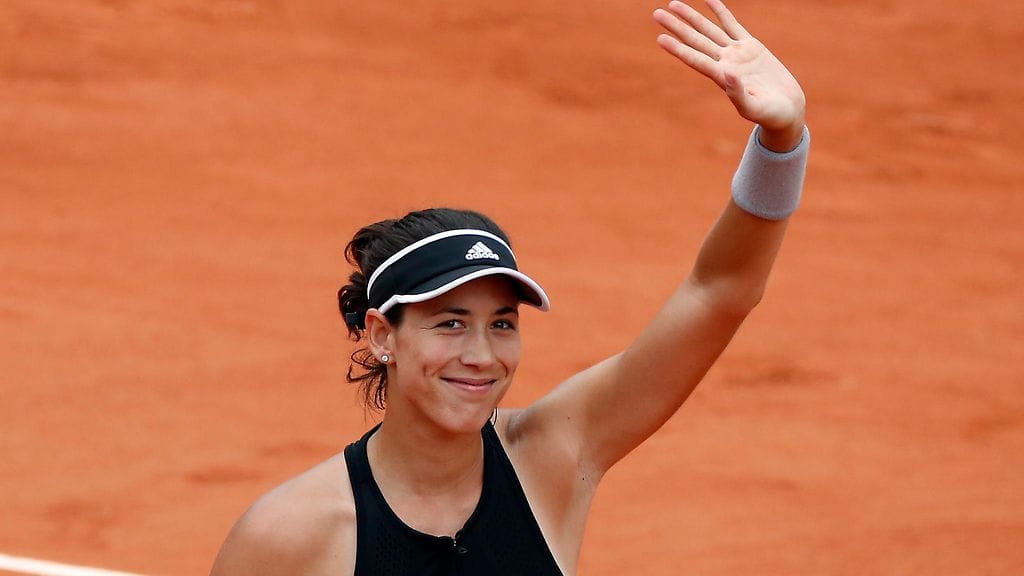 Espanjalainen Garbine Muguruza päätti venäläisen Maria Sharapovan turnauksen Ranskan avoimissa.