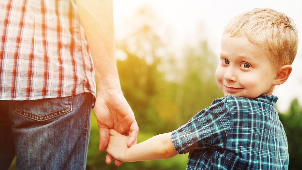 Poikalapset kaipaavat rakkaudenosoituksia siinä missä tytötkin. Kuvituskuva.