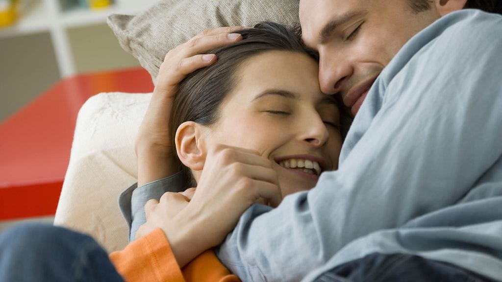 Löytyykö salaisuus pitkään parisuhteeseen halailun lopettamisesta? Kuvituskuva.