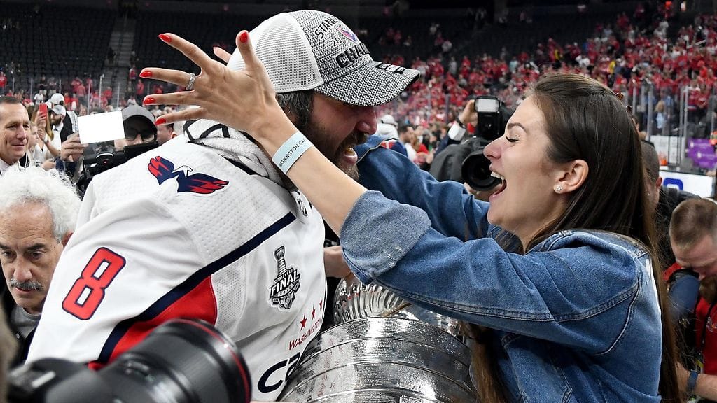 Aleksandr Ovetshkinin vaimo Nastya Shubskaya (oikealla) on raskaana.