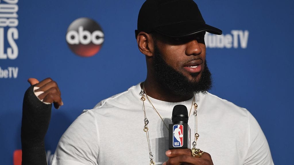 LeBron James pelasi ison osan NBA-finaaleista käsi murtuneena.