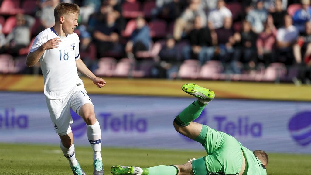 Jere Uronen laukoi Suomen johto-osuman.