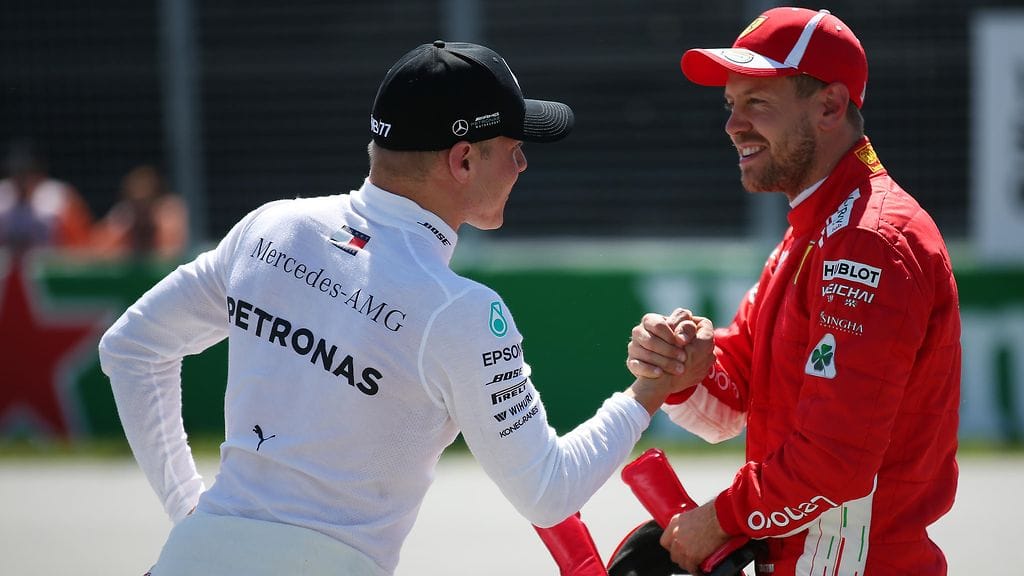 Valtteri Botttas ja Sebastian Vettel paiskasivat kättä Kanadan GP:n aika-ajojen jälkeen.