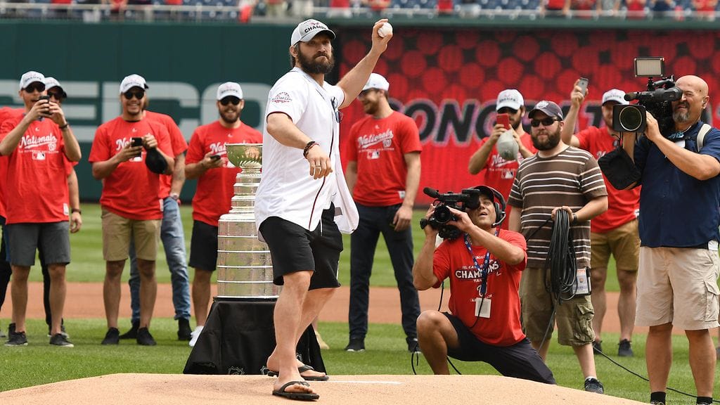 Tuore NHL-mestari Aleksandr Ovetshkin esitteli toisenlaisia taitoja, tällä kertaa baseball-kentällä.
