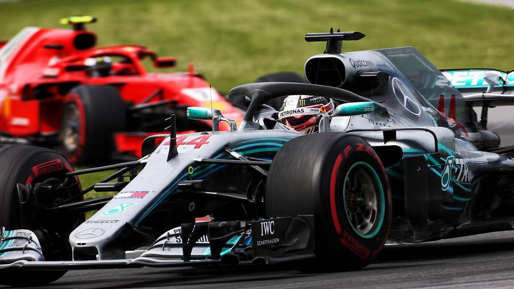 Lewis Hamilton menetti MM-sarjan ykköspaikan Sebastian Vettelille (takana) Kanadan GP:ssä.