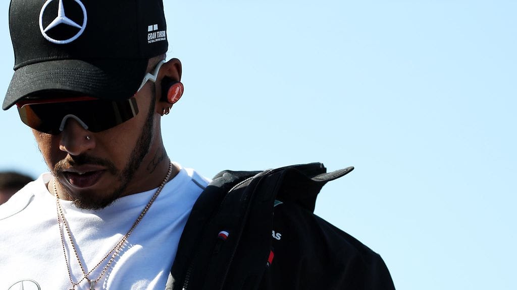 Lewis Hamiltonin mukaan F1-sarjan pitäisi miettiä nykyistä moottorisääntöä ja sen järkevyyttä.