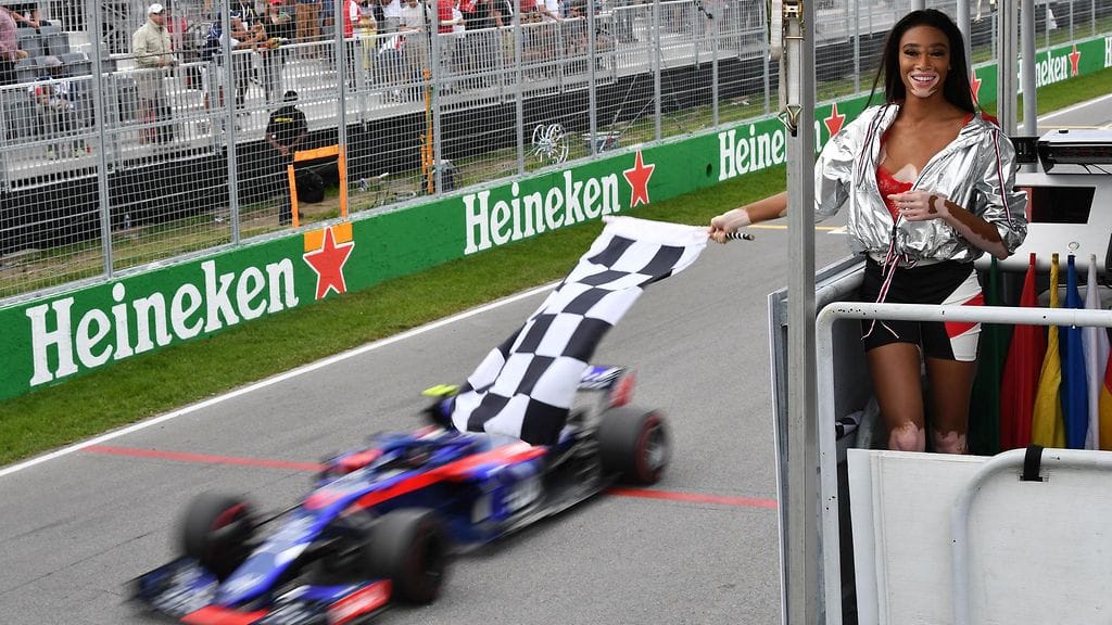 Supermalli Winnie Harlow heilutti liian aikaisin ruutulippua Kanadan GP:ssä.