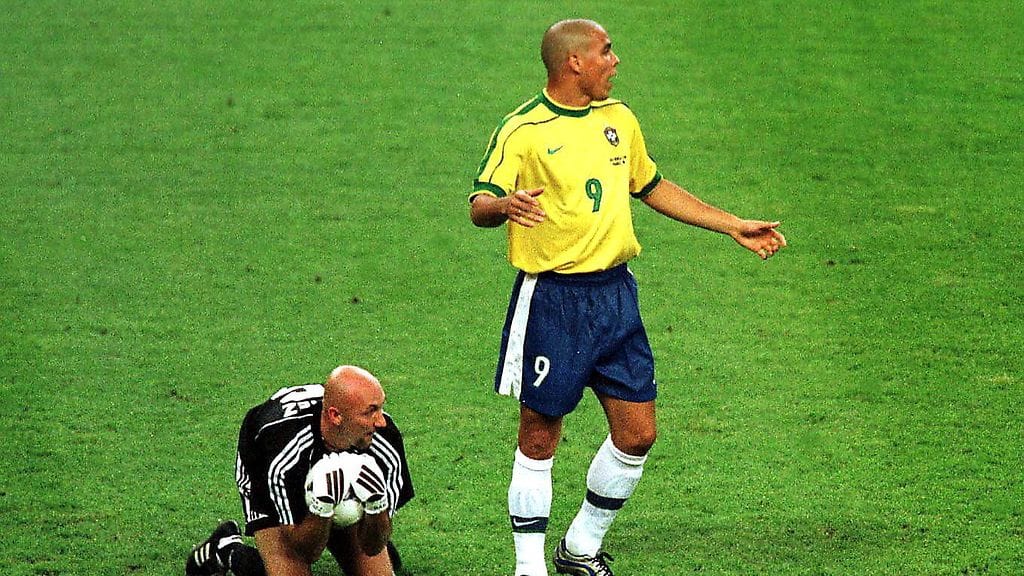 Ronaldo ei kyennyt ohittamaan Ranskan Fabien Barthezia vuoden 1998 MM-finaalissa.