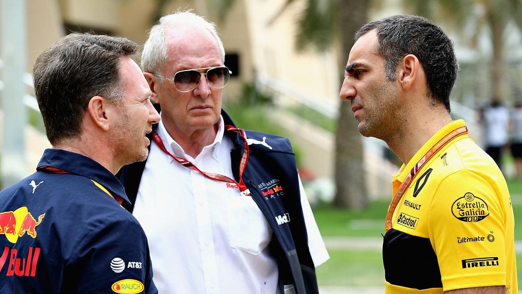 Tallipomo Christian Horner, Red Bullin Helmut Marko ja Renault-pomo Cyril Abiteboul.