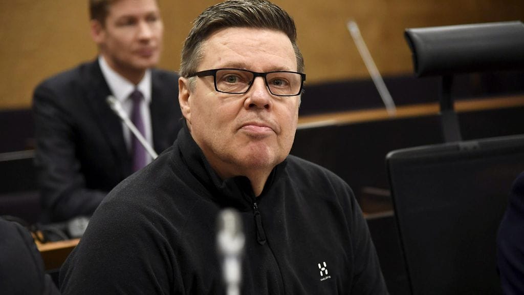 Jari Aarnio oikeudessa. Nyt syyttäjä selvittää tehtiinkö miehen naapurin varastoon luvaton etsintä.