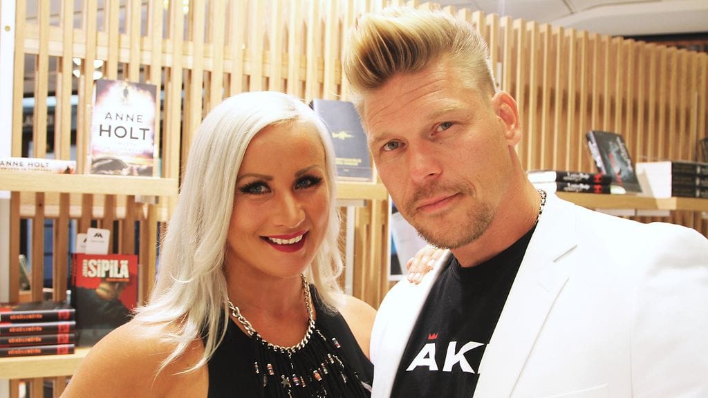 Rita Niemi-Manninen sovitti ylleen 12 vuotta vanhaa iltapukua.