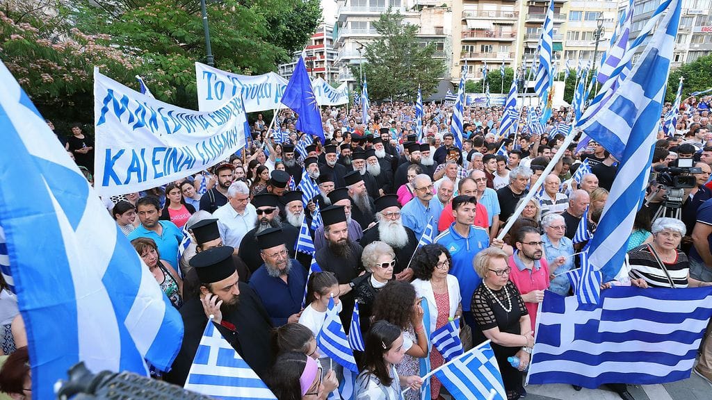 Joukko kreikkalaisia protestoi Makedonia-nimeä vastaan Drámassa kesäkuun alussa 2018.