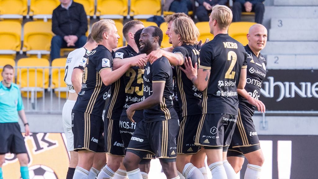 SJK juhlii 4-0-maalia TPS:ää vastaan.