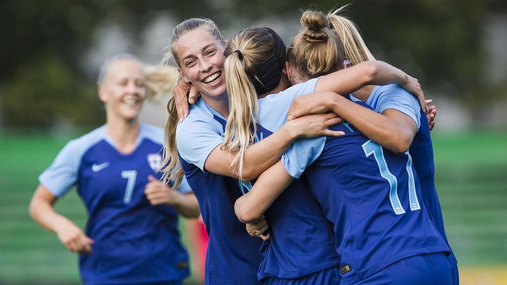 Linda Sällström (kasvot kameraan päin) ja muu Suomen joukkue juhli 2-0-vierasvoittoa Serbiasta.