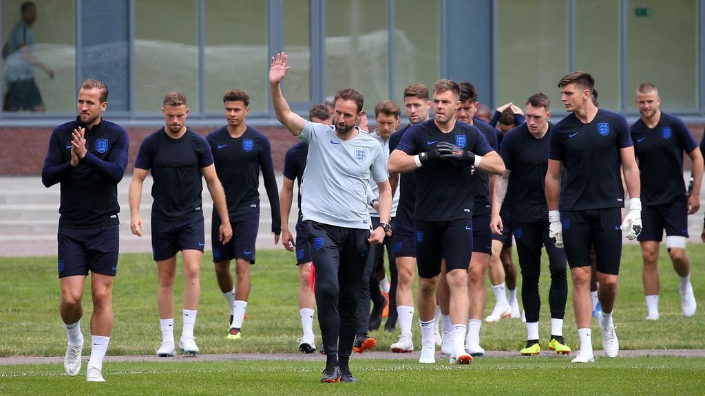 Englannin jalkapallomaajoukkue. Kuvassa keskellä päävalmentaja Gareth Southgate.