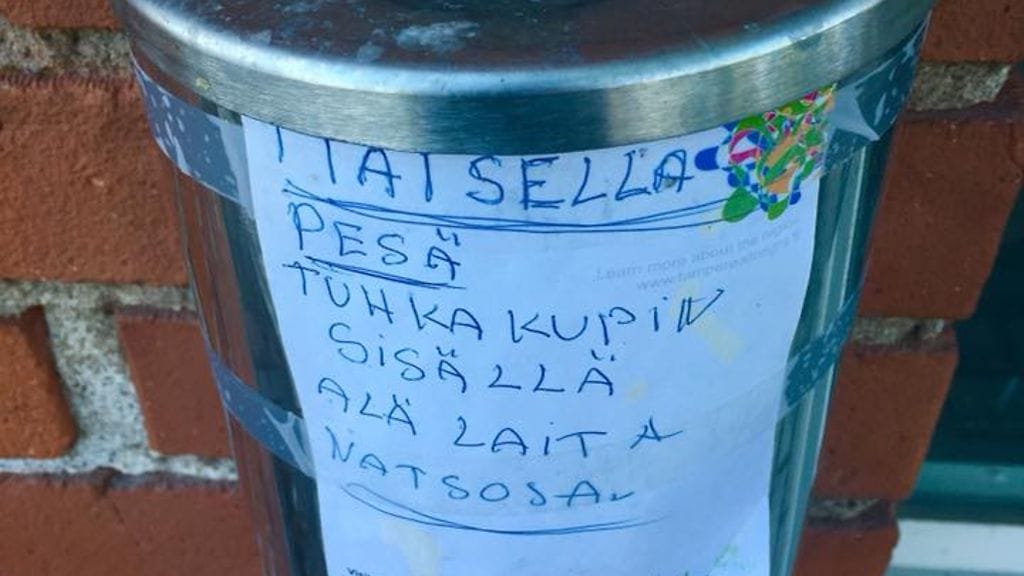 Tiainen valitsi omintakeisen pesäpaikan: se oli päättänyt hautoa poikasensa tuhkakupissa.