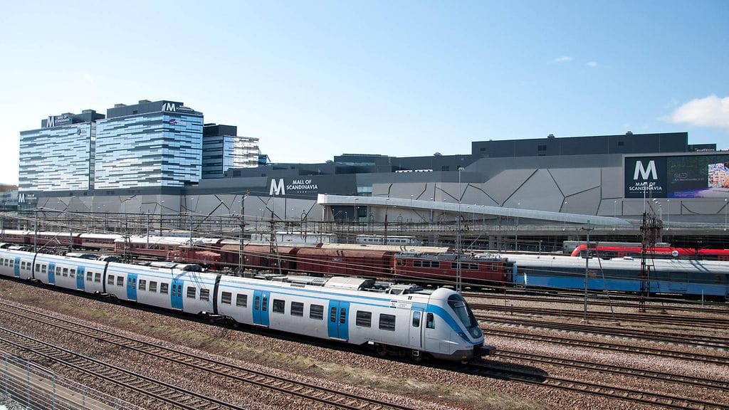 Lähijuna Solnassa Tukholman pohjoispuolella