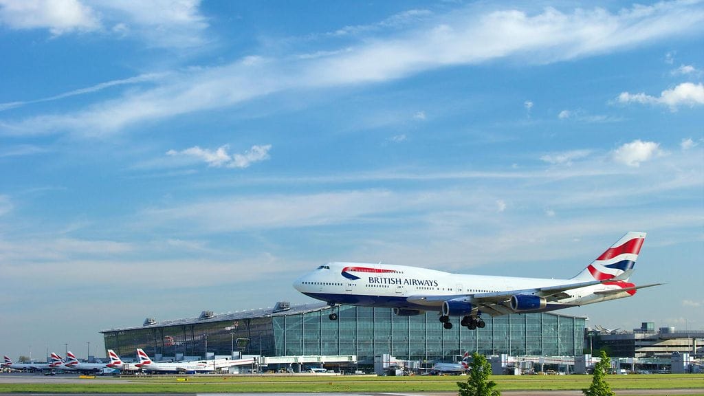 Ilmailualan palveluja tarjoavan Collins Aerospace -yhtiön mukaan kyberhyökkäyksen kohteena oli ulkoinen järjestelmä, joka kattaa lähtöselvityksiä ja koneeseen nousun. Kuvassa Heathrow´n lentokenttä.