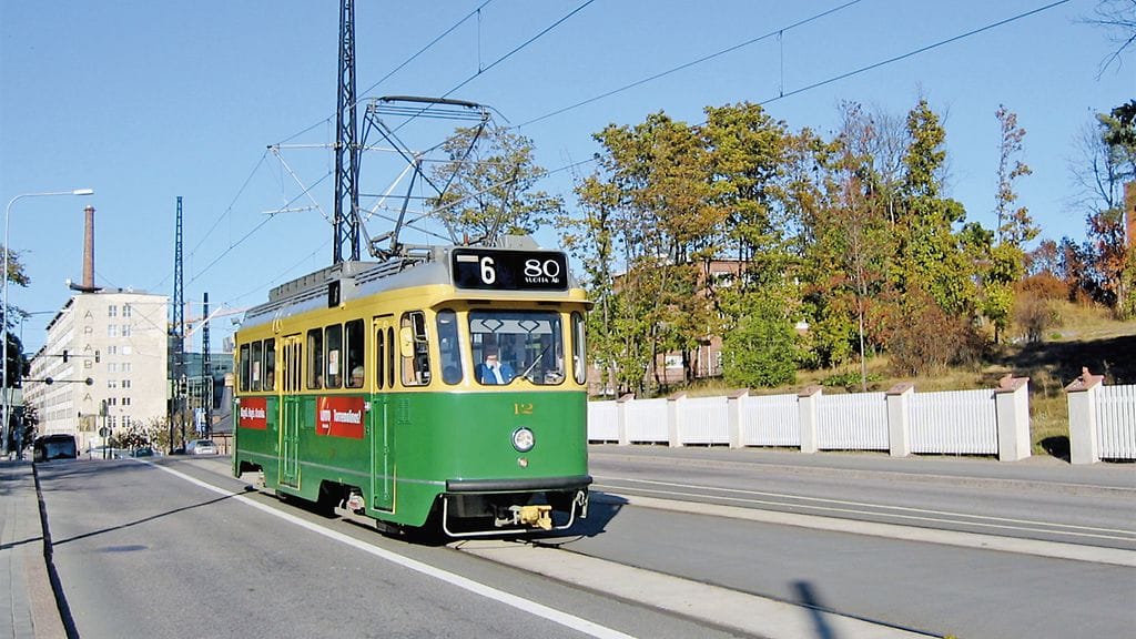Kuvassa oleva raitiovaunu on myynnissä.