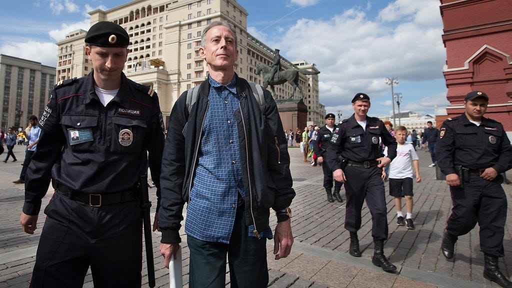 Poliisi ohjasi Peter Tatchellin autoon Punaiselta torilta.