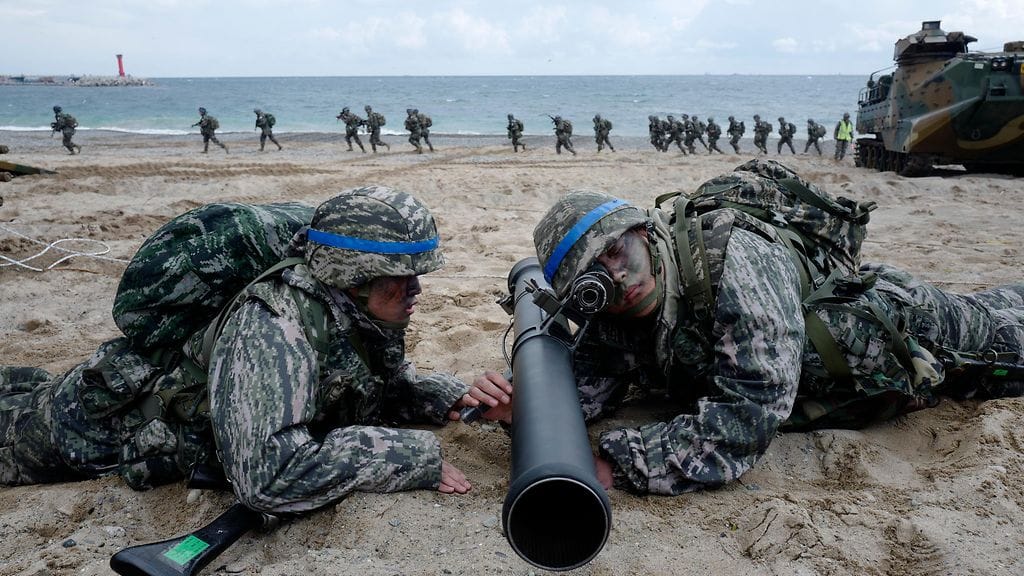 Arkistokuva eteläkorealaisista sotilaista sotaharjoituksessa.
