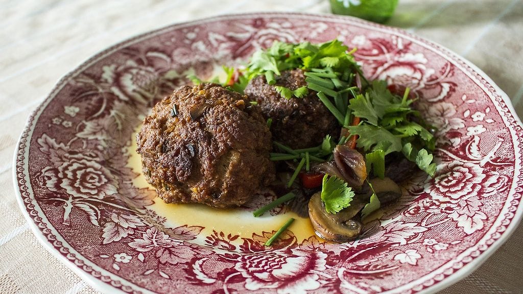 Leijonanpääpullat ovat tavallisia lihapullia kookkaampia.