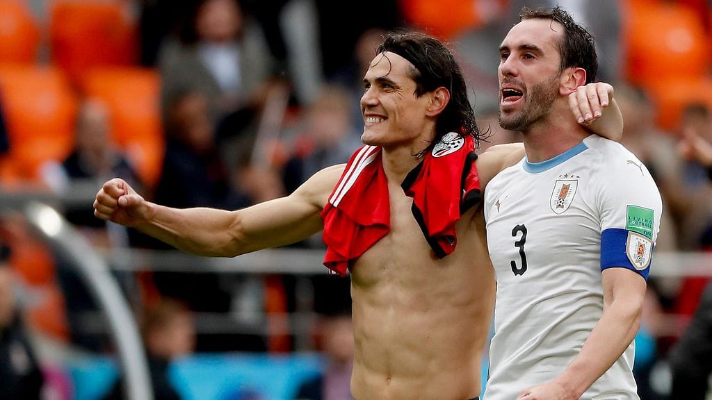 Edinson Cavani ja Diego Godin huokaisivat helpotuksesta Uruguayn voitettua Egyptin 1-0.