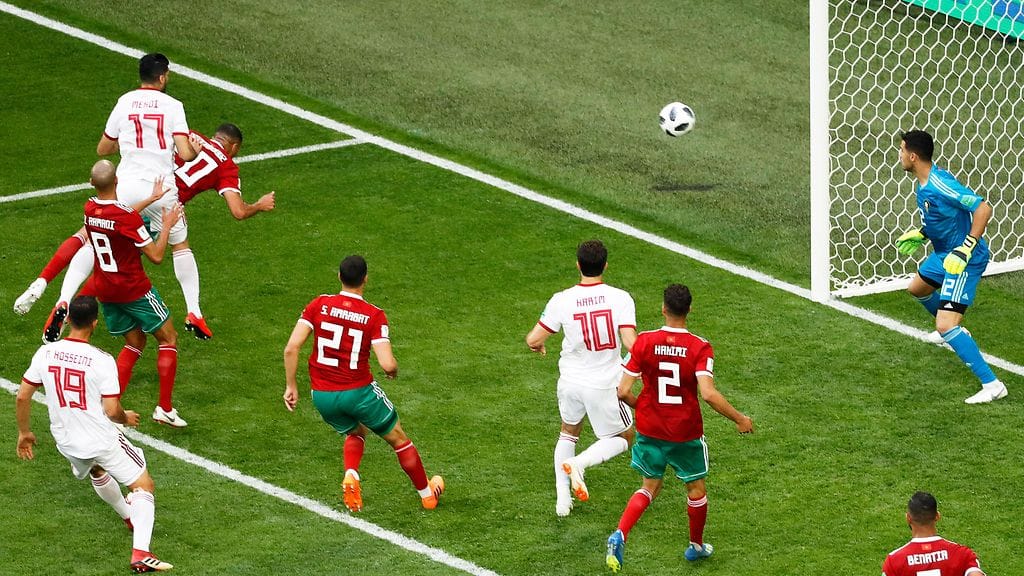 Marokon Aziz Bouhaddouz puski epäonnekkaasti pallon omaan maaliin jalkapallon MM-kisojen perjantain ottelussa Irania vastaan.