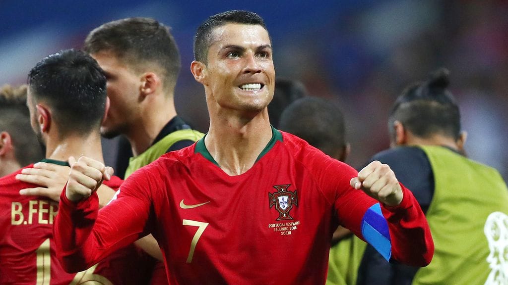 Jalkapallon MM-kisoissa Cristiano Ronaldo iski hattutempun Portugalin ja Espanjan välisessä huippuottelussa.