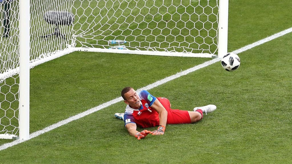 Islannin maalivahti Hannes Halldorsson onnistui pysäyttämään supertähden Lionel Messin rangaistuspotkussa jalkapallon MM-kisoissa.