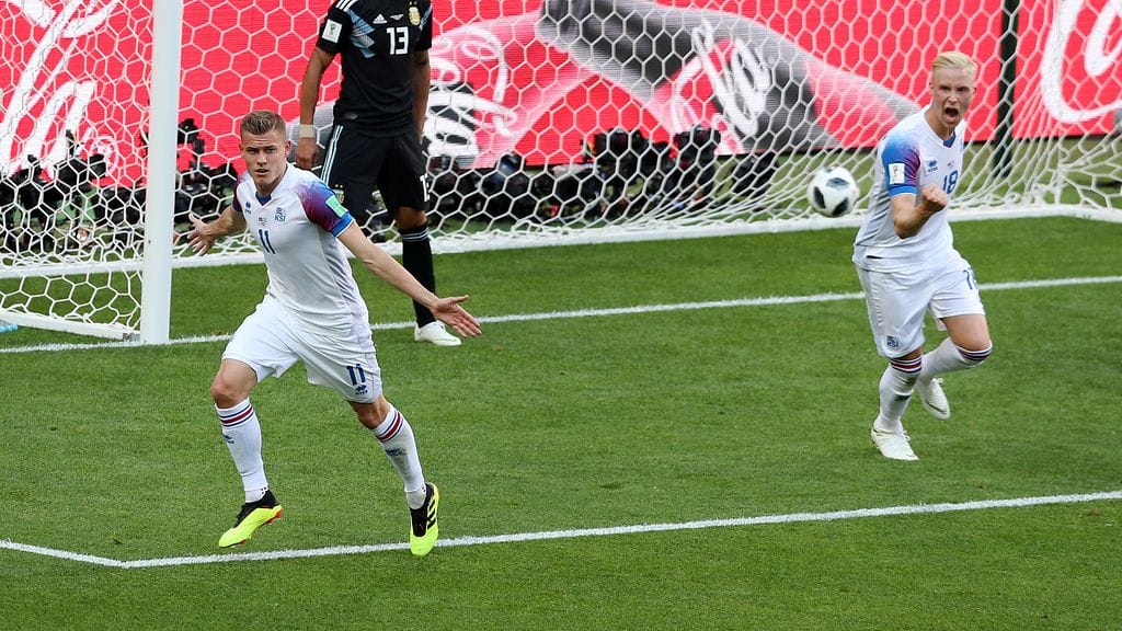 Alfred Finnbogason (vas.) iski Islannin MM-historian ensimmäisen maalin.