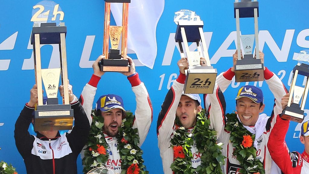 Fernando Alonso (toinen vasemmalta) juhlisti Le Mansin 24 tunnin kestävyysajon voittoa.