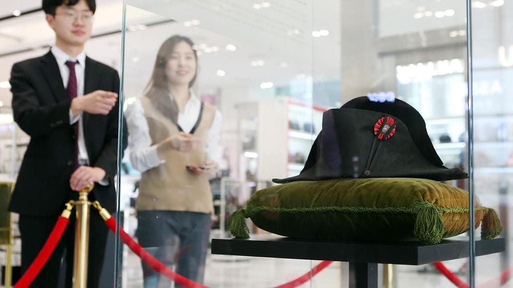 Huutokaupattu Napoleonin hattu oli vain yksi Ranskan keisarin omistamista. Hänen on kerrottu omistaneen yhteensä 120 kaksikulmaista hattua uransa aikana.