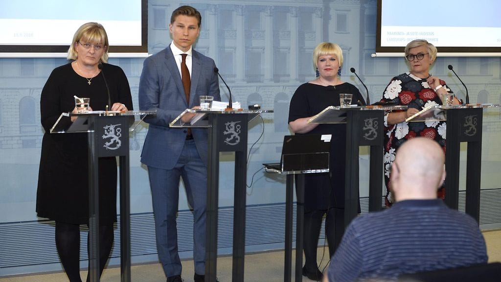 Hallituksen jäsenet kertoivat maakunta- ja sote-uudistuksen linjauksistaan maanantaina pidetyssä tiedotustilaisuudessa. Puhujina olivat Sosiaali- ja terveysministeri Pirkko Mattila (vas.), oikeusministeri Antti Häkkänen, perhe- ja peruspalveluministeri Annika Saarikko ja kunta- ja uudistusministeri Anu Vehviläinen.