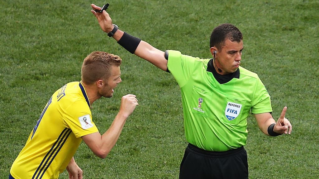 Tuomari Joel Aguilar oli Ruotsin ja Etelä-Korean välisessä ottelussa jatkuvan painostuksen kohteena.