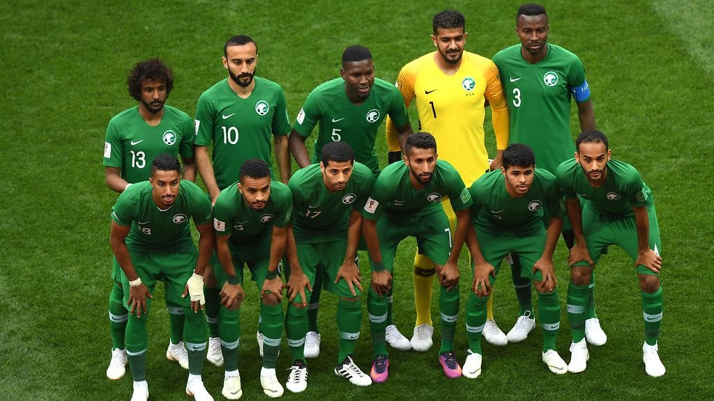 Saudi-Arabian avausmiehistö Venäjä-ottelussa.