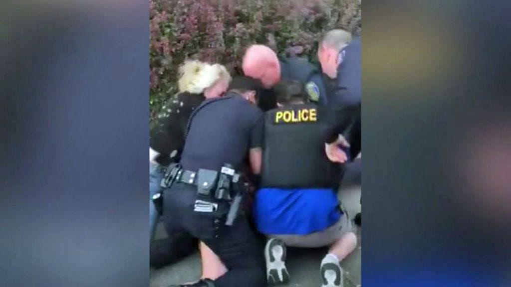 Pidätettyä Lunaa piti paikoillaan useampi poliisi, kaikki tallentui videolle.