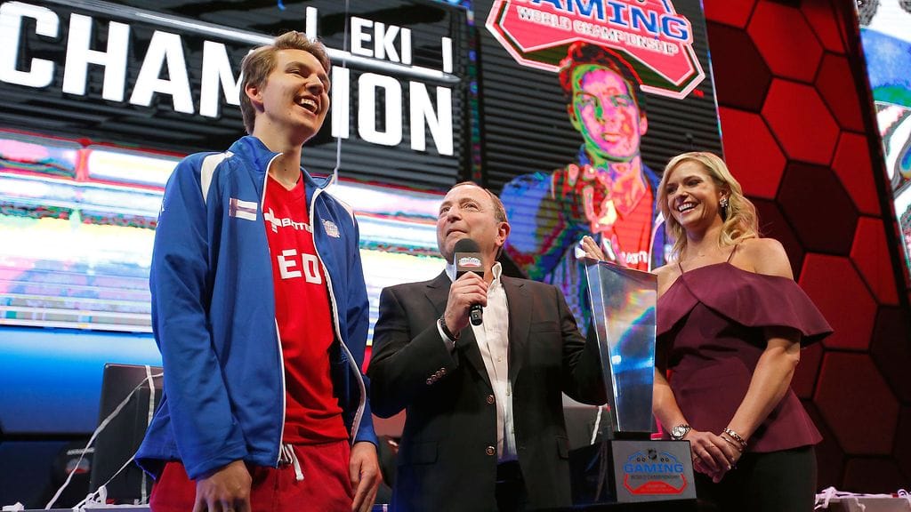 Erik Tammenpää voitti NHL-videopelin maailmanmestaruuden Las Vegasissa. NHL-komissaari Gary Bettman luovutti mestarille 50 000 dollarin voittopalkinnon.